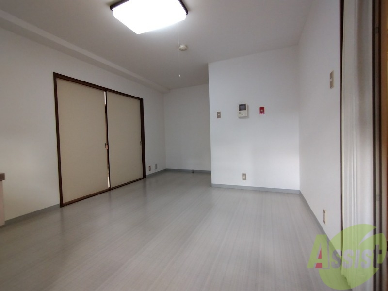 居室・リビング　リビングです。木目のフローリングが落ち着きますね。