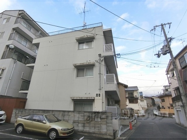 京都市北区衣笠荒見町のマンションの建物外観
