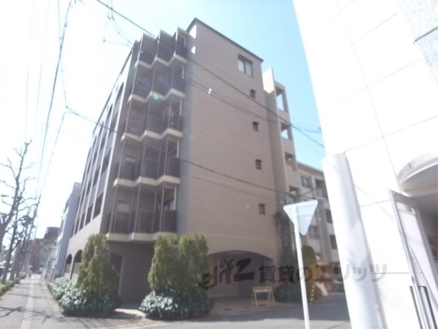 京都市西京区川島有栖川町のマンションの建物外観