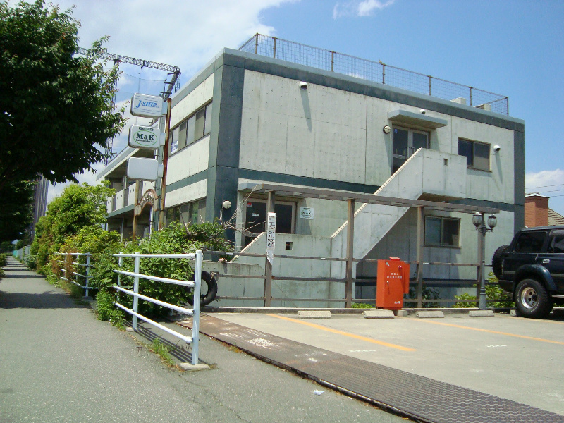 松本市石芝のマンションの建物外観