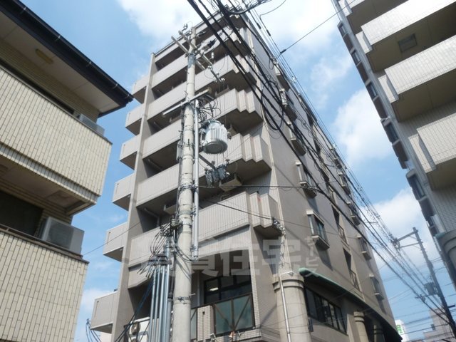 京都市山科区竹鼻竹ノ街道町のマンションの建物外観