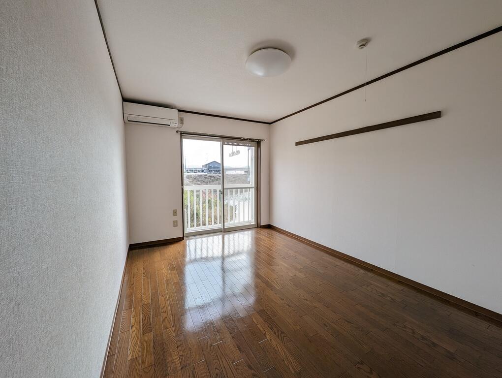 居室・リビング　同物件の別部屋の写真です。