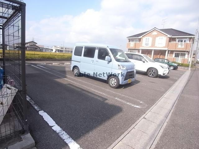 【大垣市小泉町のアパートの駐車場】