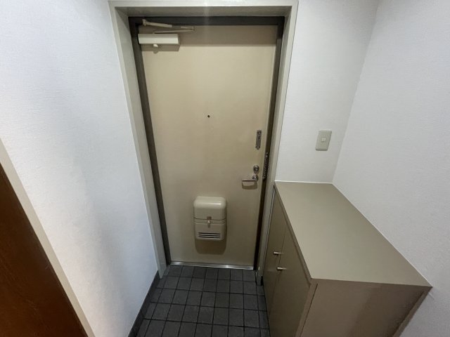 【神戸市灘区徳井町のマンションの玄関】