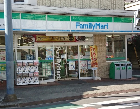 コンビニ　ファミリーマート大宮中央店（コンビニ）まで88m