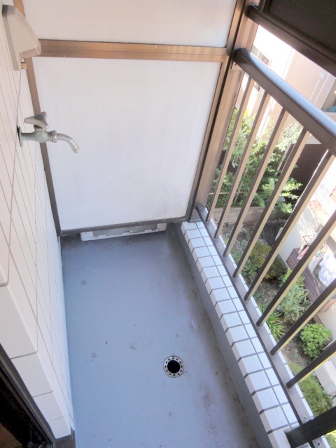 バルコニー　洗濯機置き場はバルコニーにあります