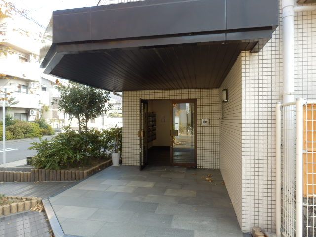 【名古屋市中村区烏森町のマンションのエントランス】