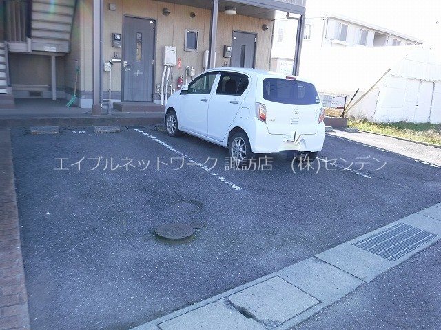 【ブランシェアイリスBの駐車場】