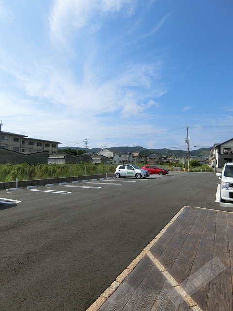 【和歌山市木ノ本のアパートの駐車場】