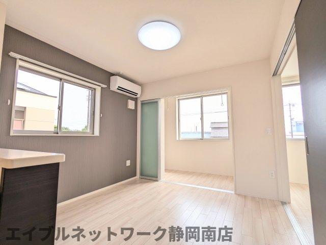 居室・リビング　こちらの居間で趣味の時間をお楽しみください