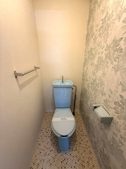 トイレ　人気のバストイレ別です♪壁紙はオシャレなデザインクロス☆横に