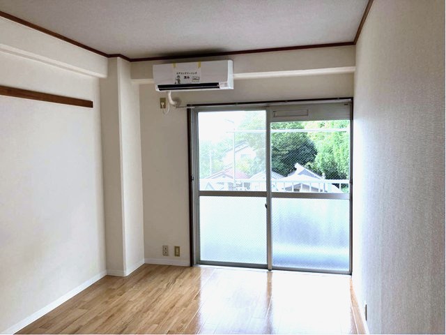 居室・リビング　南西向き洋室6帖☆バルコニーに繋がるお部屋です！エアコン付き