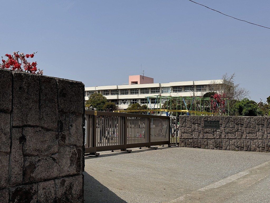 小学校　千葉市立幸町第三小学校（小学校）まで800m