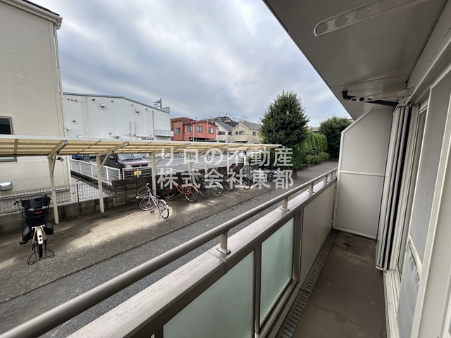バルコニー　バルコニーがあるので洗濯物を太陽の下で干すことができます♪