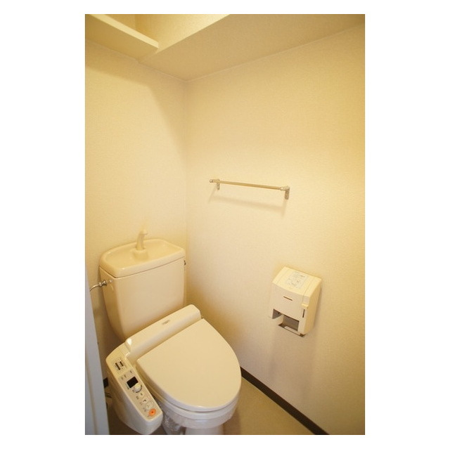 トイレ　気遣いを感じる棚やホルダー