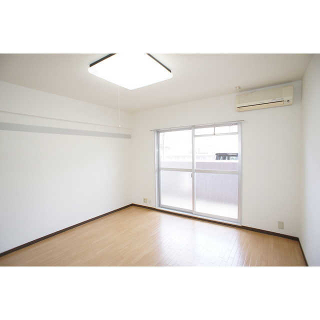 居室・リビング　明るい日差しの室内