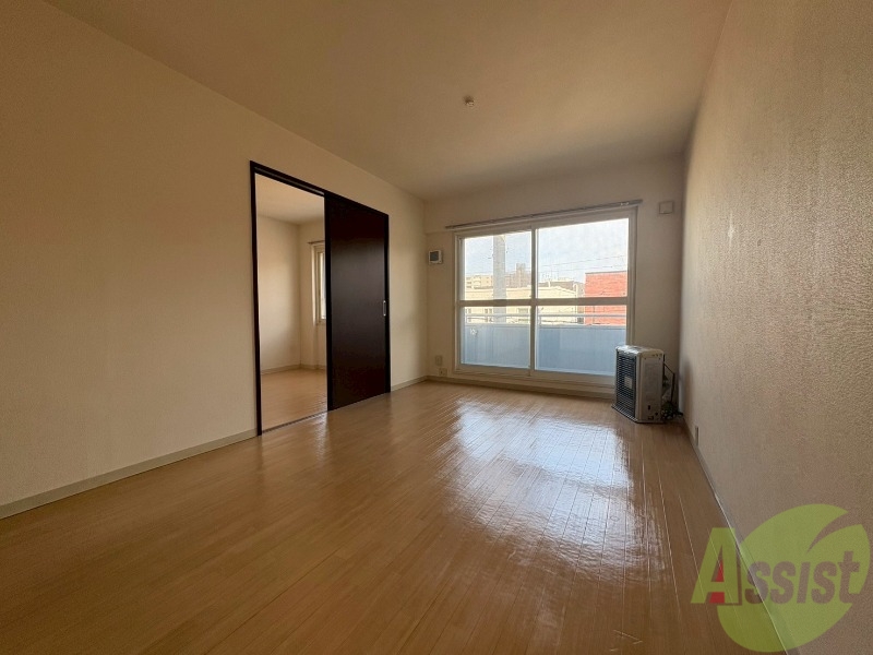 居室・リビング　木目のフローリングは落ち着きのある印象のお部屋になりますね。