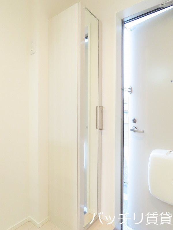 玄関　同型タイプの為、現状を優先いたします。