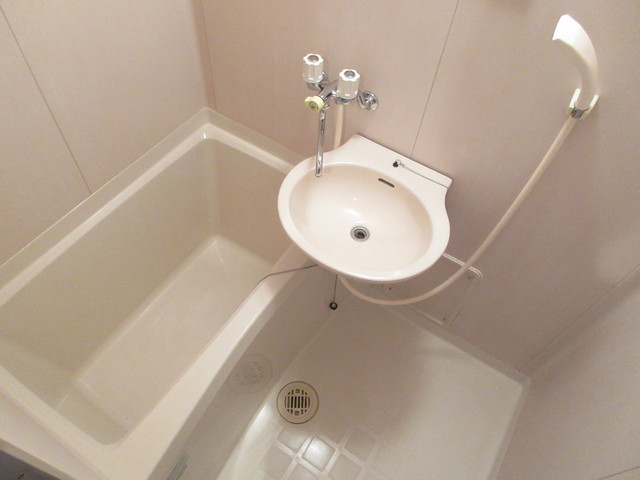 バス・シャワールーム　白くて生活感のあるバスルームです