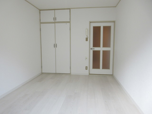 居室・リビング　白基調のい明るい洋室です