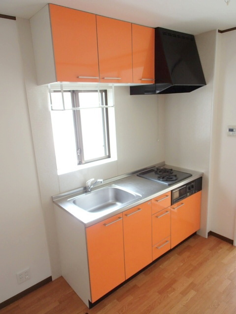 キッチン　通風良好の窓付　グリル付ガス２口システムキッチン