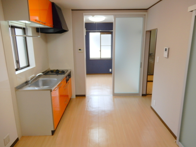 居室・リビング　間仕切りも半透明で明るいＤＫ