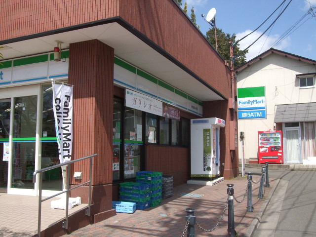 コンビニ　ファミリーマート東北福祉大学店（コンビニ）まで565m