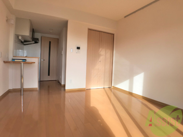 居室・リビング　９．４帖の洋室です。広々として、きれいですね。