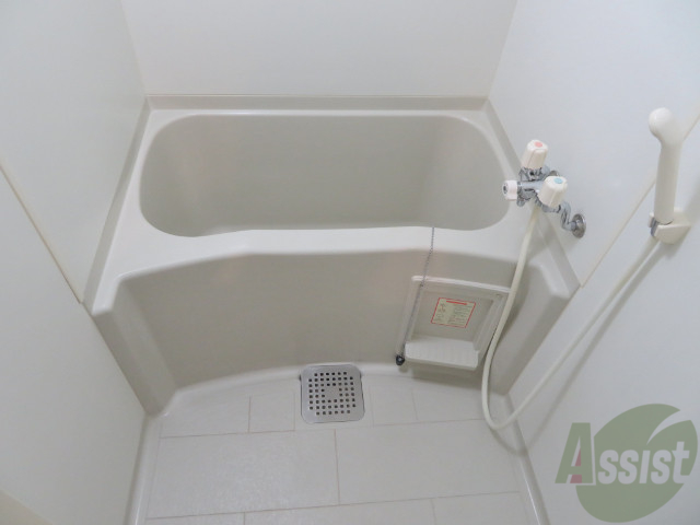 バス・シャワールーム　バスルームは狭すぎず、シャワーも浴びやすそうです。