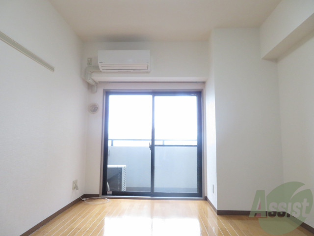 居室・リビング　８．７帖の洋室です。広々として、きれいですね。