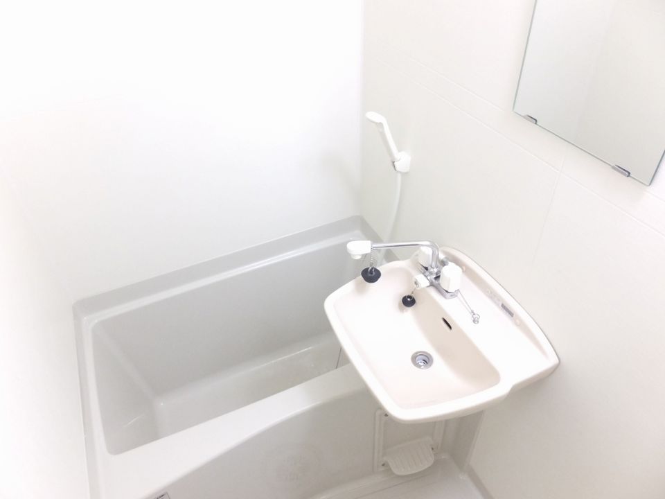 バス・シャワールーム　白を基調とした明るい印象の浴室です。