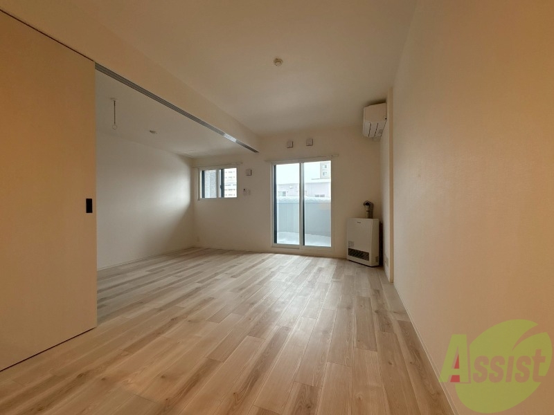 居室・リビング　リビングです。窓が大きくて明るいですね！