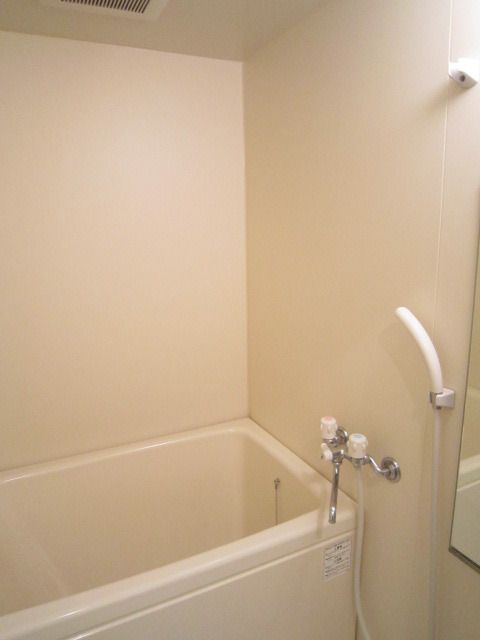 バス・シャワールーム　清潔感のあるバスルームです。