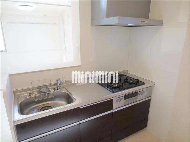 キッチン　３口ガスコンロが付いているシステムキッチンです。