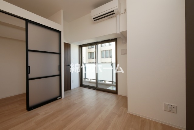 居室・リビング　落ち着いた色調の洋室です