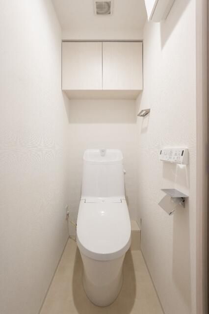 トイレ　落ち着いた色調のトイレです