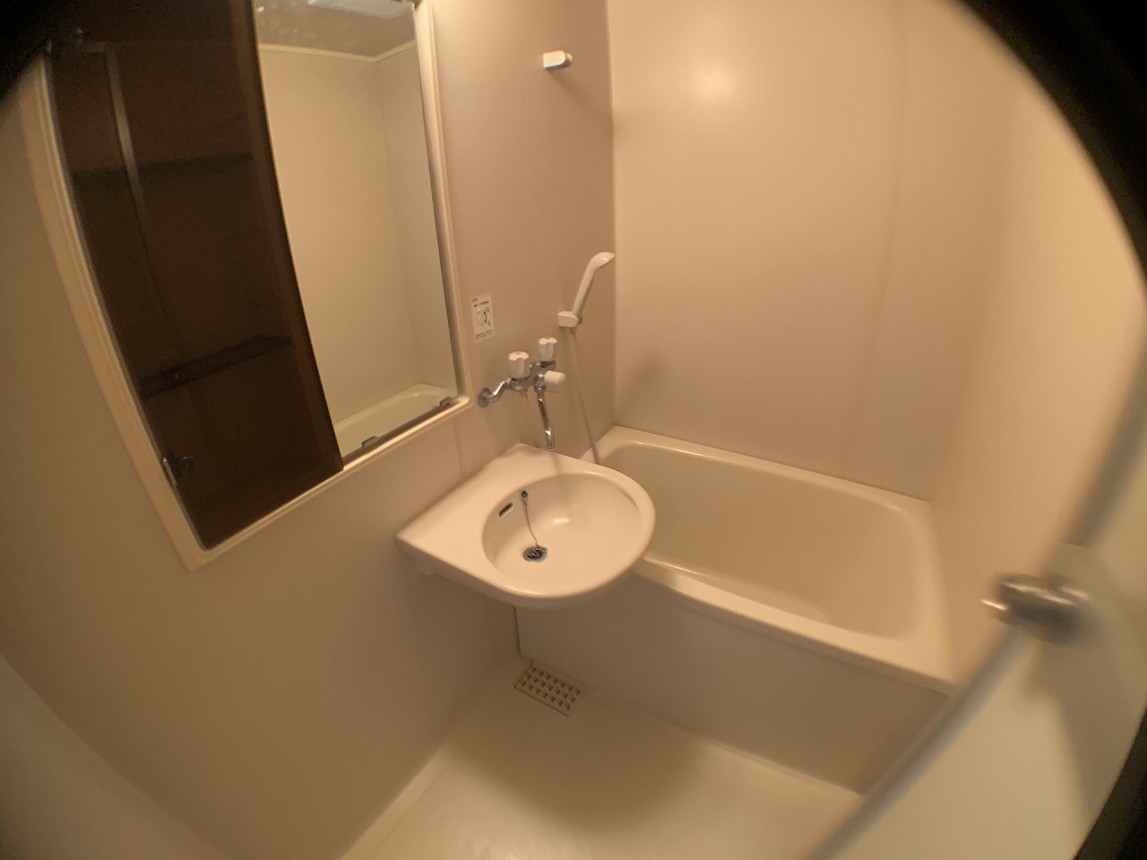 洗面設備　浴室内に洗面台あり！