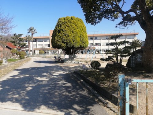 小学校　笠岡市立中央小学校（小学校）まで932m