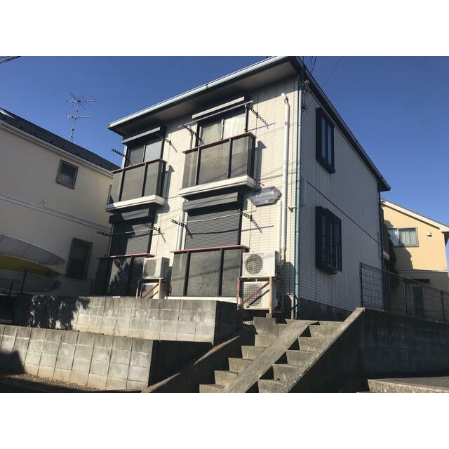 建物外観　１階のお部屋はほぼ２階の高さ