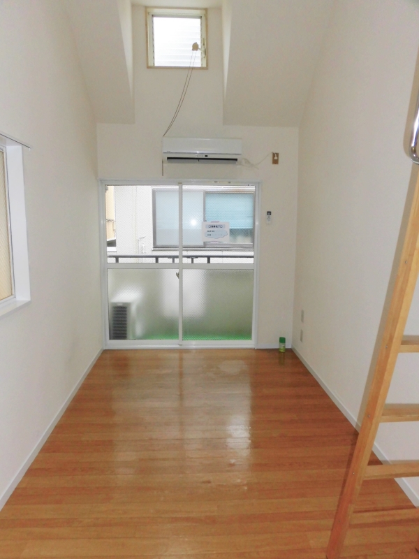 居室・リビング　写真は別号室のものです