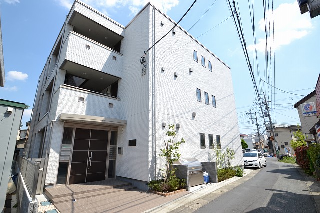 建物外観　南向き、陽当たり良好です♪