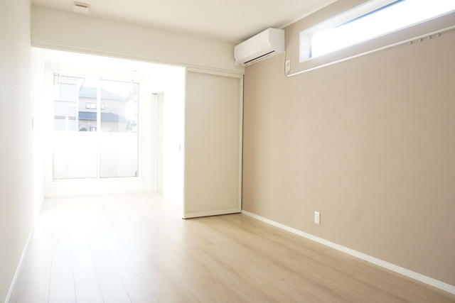 居室・リビング　西側に明かり窓が付いています