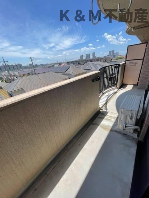 バルコニー　開放的で明るい空間を演出してくれるバルコニーです