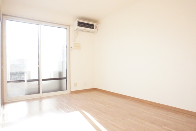 居室・リビング　南側バルコニー側の洋室６帖