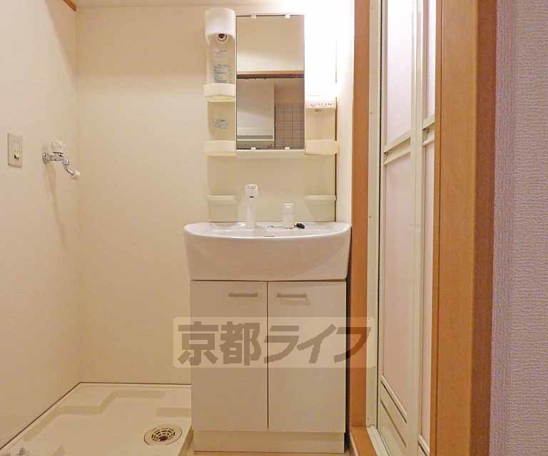 洗面設備　綺麗な独立洗面台です。