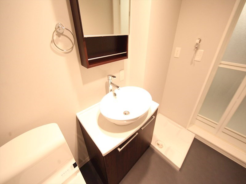 洗面設備　脱衣所　デザイン独立洗面台　収納スペース有