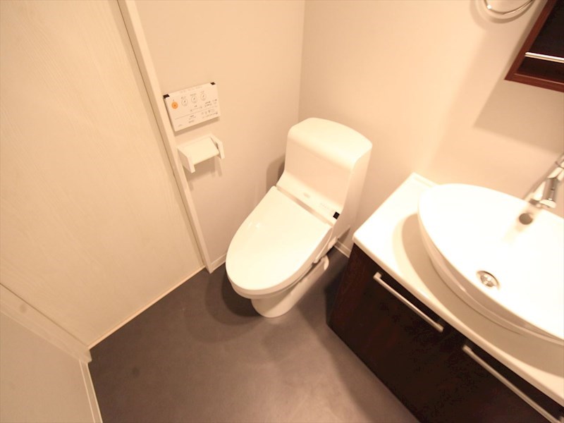 トイレ　温水洗浄暖房便座付トイレ
