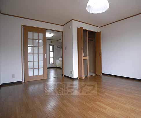 居室・リビング　収納もばっちりで廊下との間仕切りもあり。