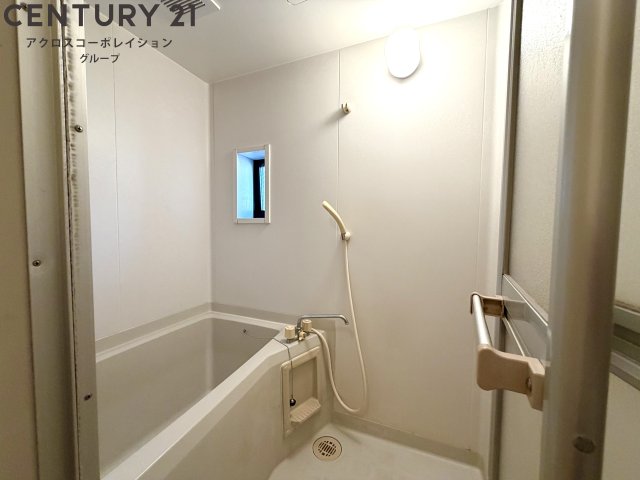 バス・シャワールーム　シンプルなユニットバス☆窓付きで換気も楽々！