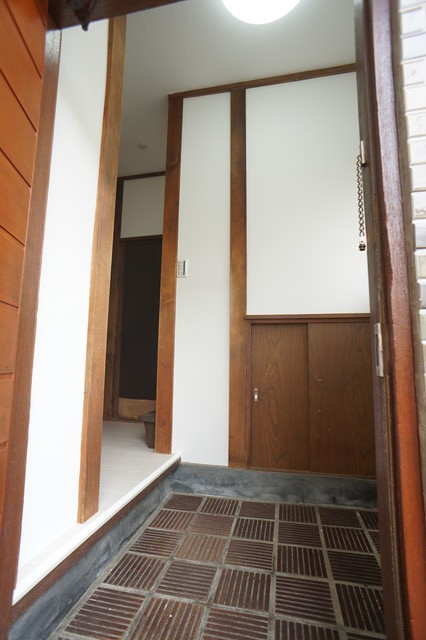 玄関　リフォーム中の写真です